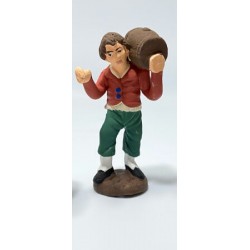 uomo con botte su spalle