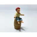 bambino seduto con cappello
