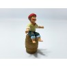 bambino seduto con cappello