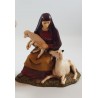 donna seduta con pecorelle