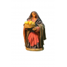 Donna con cesto in mano terracotta stoffa