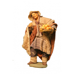 Uomo con cesto di arance