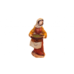 Donna con cesto legumi