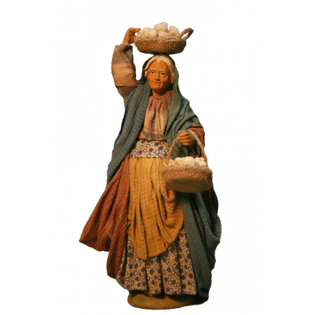 Vecchia cestini di uova in mano e in testa